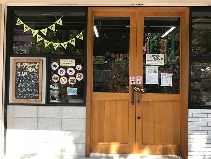 「包む」「魅せる」「贈る（送る）」を提案致します。<br>食品容器・紙・ポリ印刷袋をはじめ、シールなどの規格商品や別注・名入れ品も承ります。一般のお客様の各種イベントや地域行事に、小回り便利にお役に立ちます。