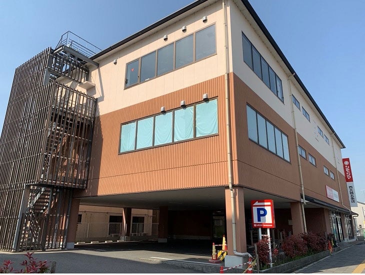 当店は、2024年11月29日に1階の一部にて「お菓子のデパートよしや西大路五条店」がオープン致しました。約300アイテムのお菓子を取り揃えております。従来取り扱いの包装資材・通販資材・食品包材は変わらず約18000アイテム以上、幅広く取り揃えております。3Ｆには、テイクアウト用品のサンプル展示場もご用意しており、実際に触ってお試し頂けます！皆様のご来店をお待ちしております。
