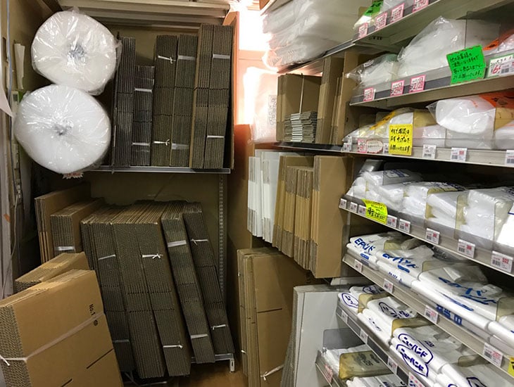 店外まで商品があふれ出し、間口は小さいですが奥行きの深い店です。中に入れば入るほど楽しくなります。18坪ほどの店ですがそんなことを感じさせない位、これでもかと思うほど商品満載。名鉄堀田駅より300m地下鉄堀田より南徒歩7分高速堀田出口西。