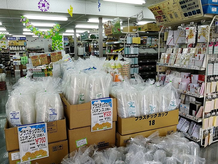 当店は地域密着型の店舗として、包装資材、食品容器等多数取り揃えております。また、菓子食材、イベント用品等ワクワクするような品揃えで業者の方から一般の方まで楽しんでいただけるお店を目指しております。心よりご来店をお待ち申しあげております。