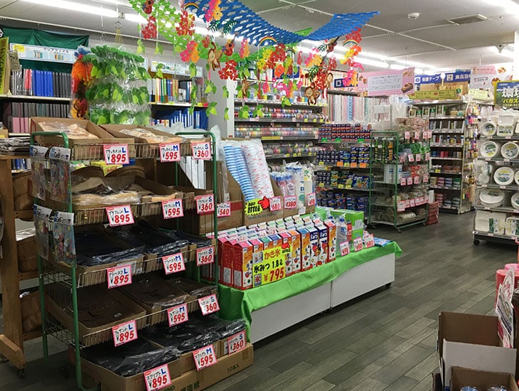 包装用品はもちろんのこと、食品容器・文具事務用品・農業用ポリ袋まで豊富な品揃えのお店です。また、生地・手芸用品店も併設して、雑貨品を豊富に取り扱っている「楽しいお店」です。