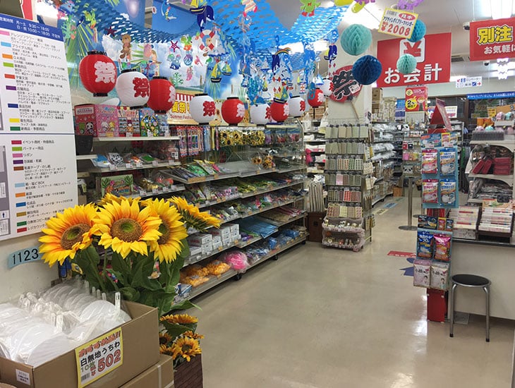 ラッピング用品、食品包装資材、文具、雑貨、造花、プリザーブドフラワー等、約2万3千アイテムの品揃え!!そしてそれらが卸価格で購入できてしまいます!!(一部商品を除く)ラッピング用品からオフィス用品、ノベルティ、子供会の景品等、困ったらぜひ一度当店へご相談ください。