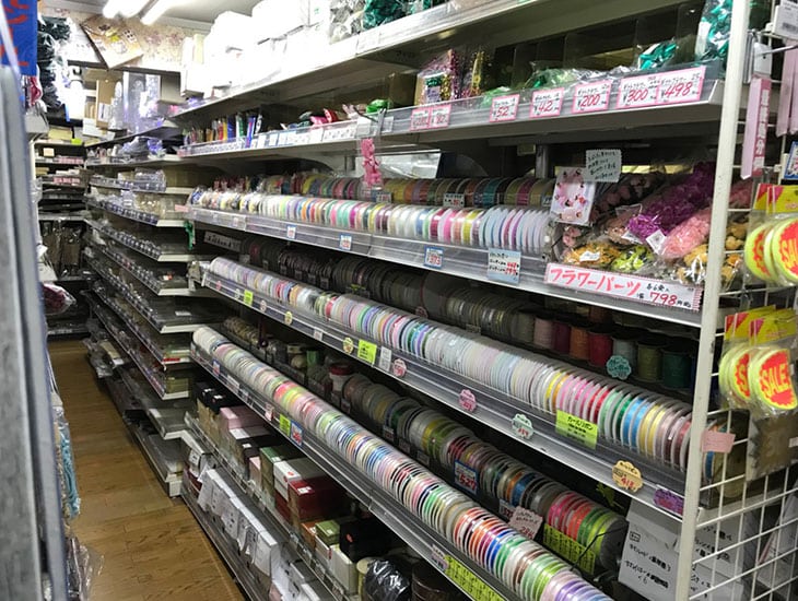 店外まで商品があふれ出し、間口は小さいですが奥行きの深い店です。中に入れば入るほど楽しくなります。18坪ほどの店ですがそんなことを感じさせない位、これでもかと思うほど商品満載。名鉄堀田駅より300m地下鉄堀田より南徒歩7分高速堀田出口西。