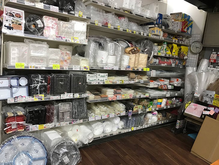 「包む」「魅せる」「贈る（送る）」を提案致します。<br>食品容器・紙・ポリ印刷袋をはじめ、シールなどの規格商品や別注・名入れ品も承ります。一般のお客様の各種イベントや地域行事に、小回り便利にお役に立ちます。