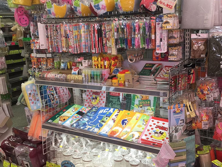 当店のお勧めは紙袋。専門店ならではの品揃えで皆様のご希望に添える品揃えを展開しています。また　探してもなかなかない本物の国産和紙を取り扱っています。何と2枚単位で御希望の柄を取り揃えています。是非一度当店にお立ちより下さい。