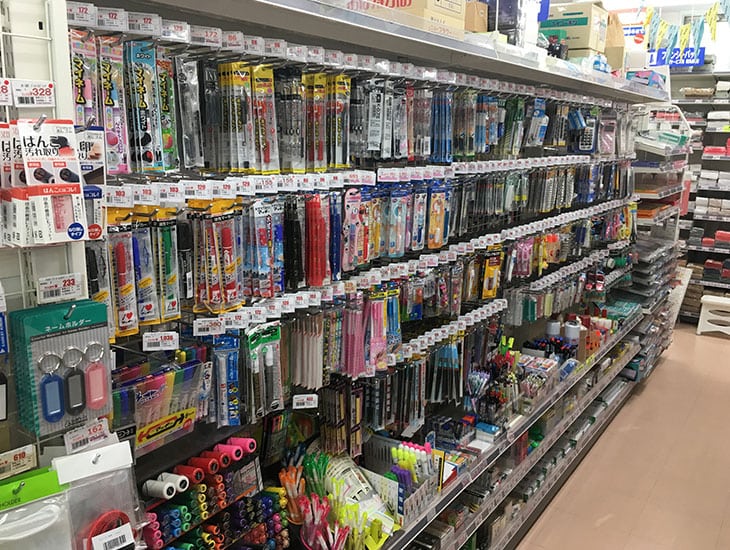 業者の方から一般の方まで御利用頂けるお店です。プレゼント用のラッピング用品（包装紙・リボン・箱）やパーティー用の食品容器、モールや店飾もございます。また袋やコースター・ナプキン等名入れも承っておりますのでお気軽にご来店下さい。