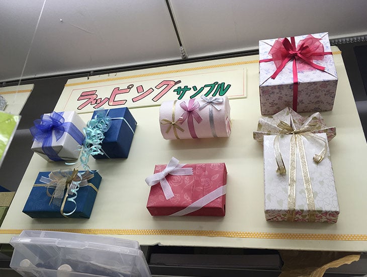 紙製品・化成品・事務用品・ちょっと面白い物まで、低価格で良い商品をいろいろ取り揃えています。ラッピングについての簡単なご相談もお聞きしています。わからない事があれば、何でも店員までお聞き下さい。枚方に来られたら、ぜひ一度お立ち寄り下さい。