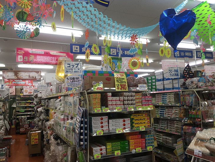 来て・見て・楽しめる店づくり。お客様のニーズに合わせた選べる商品の品揃えをモットーに今年もお出迎えいたします。季節のラッピングアイデアも満載！有料のラッピングサービス、近隣への無料配達サービス、オリジナル名入商品のご相談も承っております。