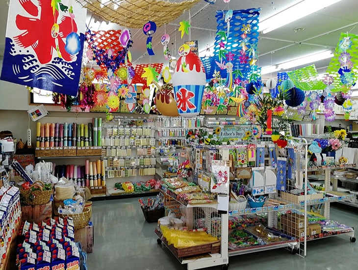 当店は地域密着型の店舗として、包装資材、食品容器等多数取り揃えております。また、菓子食材、イベント用品等ワクワクするような品揃えで業者の方から一般の方まで楽しんでいただけるお店を目指しております。心よりご来店をお待ち申しあげております。