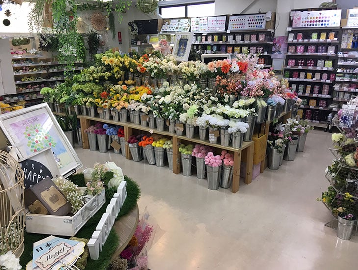 ラッピング用品、食品包装資材、文具、雑貨、造花、プリザーブドフラワー等、約2万3千アイテムの品揃え!!そしてそれらが卸価格で購入できてしまいます!!(一部商品を除く)ラッピング用品からオフィス用品、ノベルティ、子供会の景品等、困ったらぜひ一度当店へご相談ください。